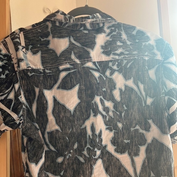 🏷5/25 inc medium shirt(box 2) - Picture 8 of 10